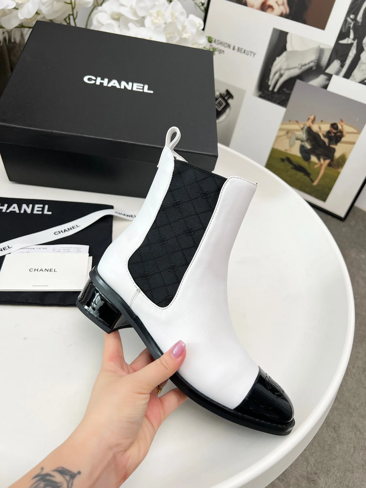👟👟Ex-factory price 580👟👟 2025CHANEL These Chanel boots are amazing✨ Classic color matching, with a sense of high-end, the details of the toe are exquisite, and the fashion is instantly full when you put them on~ The different colors are easy to spot, and you can wear them with skirts and trousers to create a unique grandma style. Whose fashion DNA has touched it, I won’t tell you👀 Own it and you will want to carry the wind with you when you walk. These are fashionable and essential boots 👢 Fabric: cowhide Lining: sheepskin Color: black white apricot Heel height: about 4cm Tube height: 6 inches Size: 5-40 (41 customized)